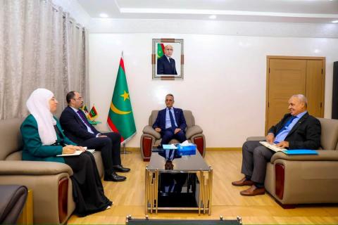وزير الصيد يبحث مع السفير الجزائري تعزيز التعاون في المجالات البحرية والمينائية