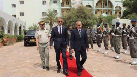 وزير الداخلية الجديد يتسلم مهامه رسميا من سلفه