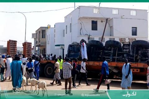 سقوط شاحنة على مبنى فرع أحد البنوك في روصو