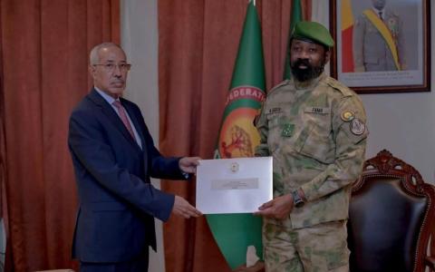 وزير الدفاع يسلم رسالة خطية من الرئيس الغزواني للرئيس المالي عاصيمي غويتا