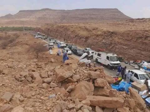 حادث سير مروع عند مرتفع جوك يسفر عن إصابات ويغلق طريق الأمل