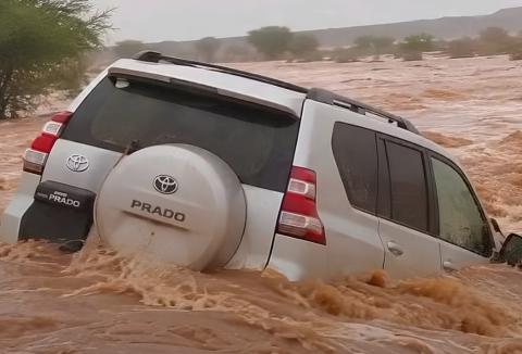 العثور على جثمان سائق سيارة جرفته السيول ببلدية الطواز