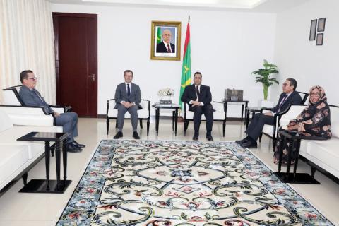 الوزير الأول يبحث مع السفير الفرنسي تعزيز التعاون بين البلدين
